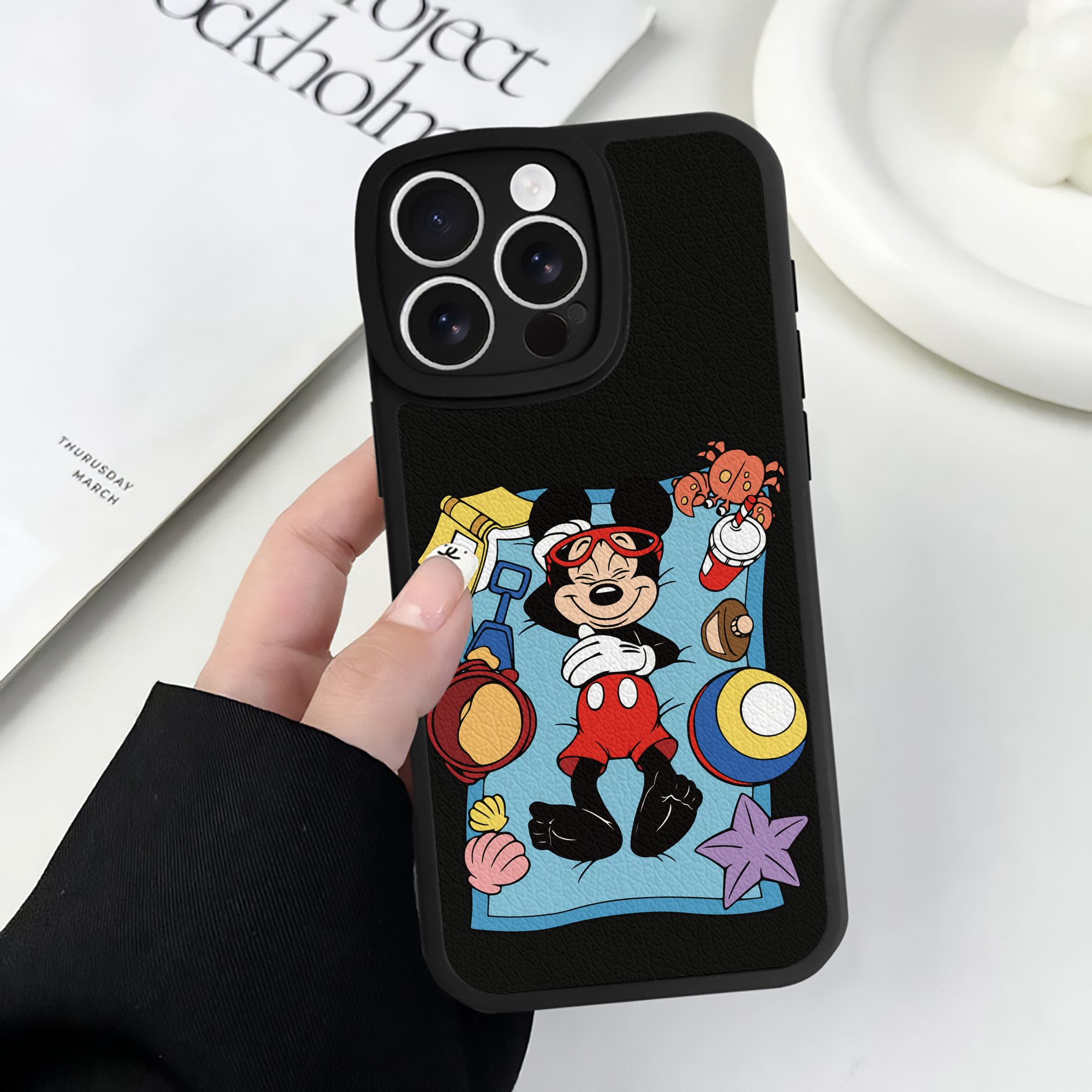 （画像用） ミッキーマウス Mickey Mouse 【iPhone 16シリーズ対応】シリコンスマホケース（レザー調） 材質：シリコン
